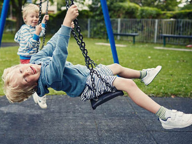 Πέντε τρόποι να εξηγήσετε στα παιδιά όσα "περίεργα" ακούνε στην παιδική χαρά