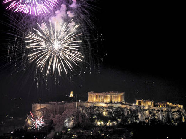 Με πυροτεχνήματα και ευχές για μια καλύτερη χρονιά υποδέχτηκε η Ελλάδα το 2018! 