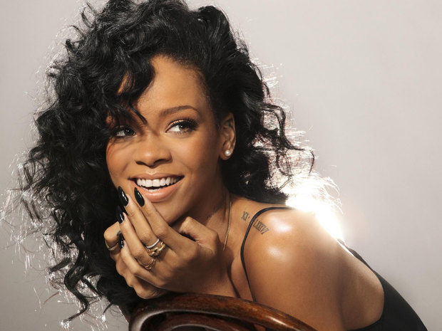 Η νέα αδυνατισμένη εμφάνιση της Rihanna μας άρεσε πολύ