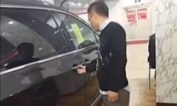 Πωλητής αυτοκινήτου έκανε επίδειξη σε πελάτη, όταν ξαφνικά συνέβη κάτι τραγικό... (video)