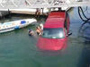 Δείτε την προσπάθεια περαστικών να σώσουν οικογένεια που έπεσε με το αυτοκίνητό της σε θάλασσα (vid)