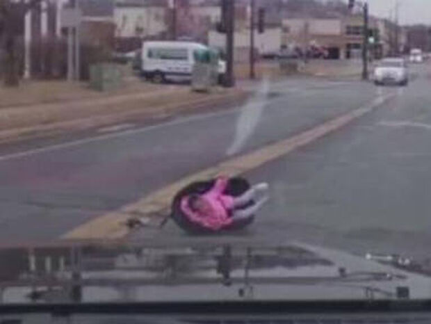 Σοκαριστικό βίντεο: Παιδί πέφτει από κινούμενο όχημα στη μέση του δρόμου (vid)