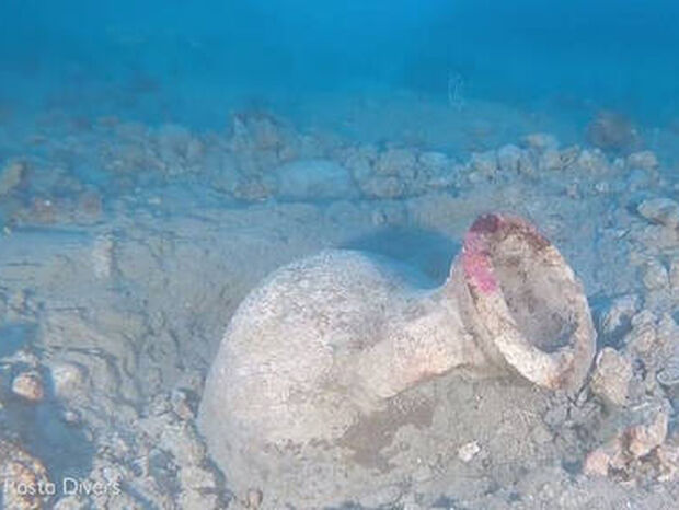 Βρήκαν κλεμμένο αρχαίο πήλινο αγγείο στο βυθό της Μεσογείου (vid)