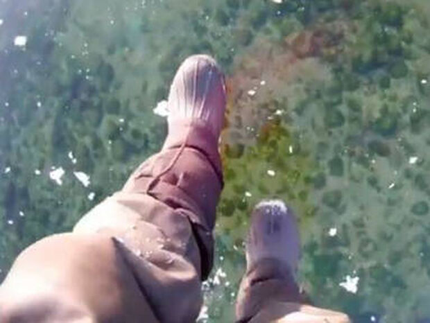 Βίντεο που κόβει την ανάσα: Περίπατος πάνω στην παγωμένη λίμνη Βαϊκάλη!