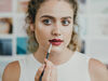 Lipstick Hack: Το «κόλπο» για να κάνεις το κραγιόν να μη φεύγει από τα χείλη σου