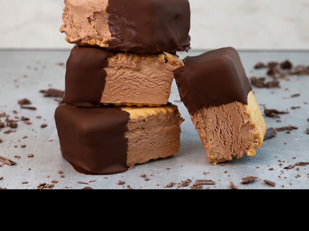Παγωτό sandwich με σοκολάτα κουβερτούρα