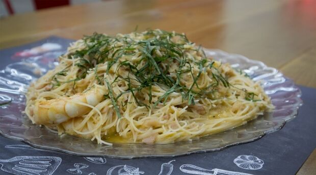 Συνταγή για rice noodles καρμπονάρα με γαρίδες από τον Γιώργο Τσούλη