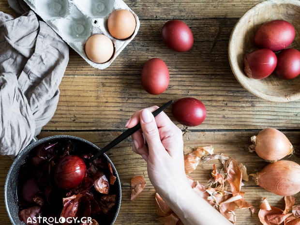 Βάψε τα πιο τέλεια τα αβγά με υλικά από την κουζίνα σου!