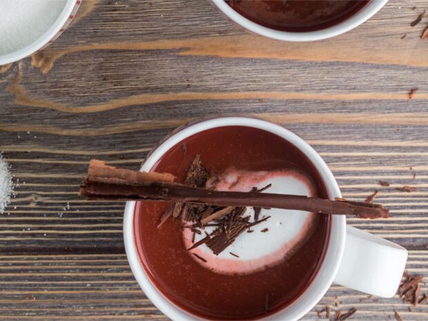 Συνταγή για ζεστή σοκολάτα red velvet από τον Άκη Πετρετζίκη  
