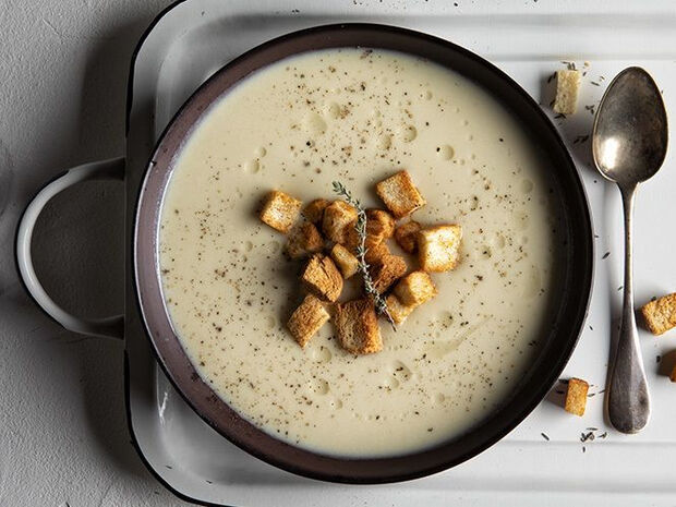 Συνταγή για σούπα με πράσο και πατάτες από τον Άκη Πετρετζίκη  