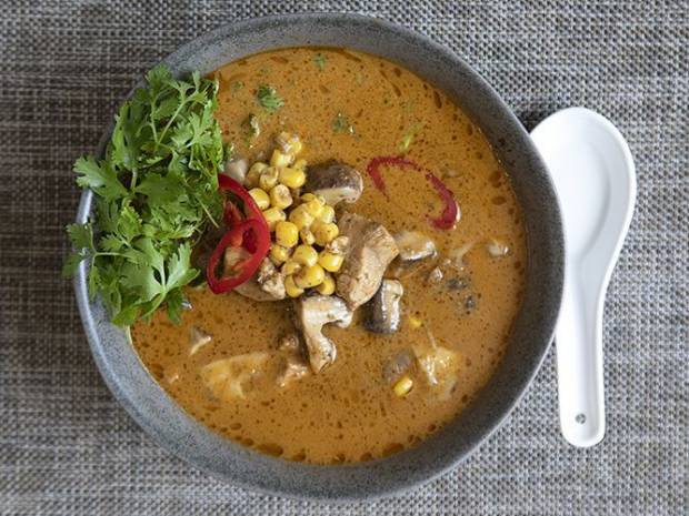 Συνταγή για πικάντικη Ταϊλανδέζικη σούπα με καρύδα από τον Άκη Πετρετζίκη  