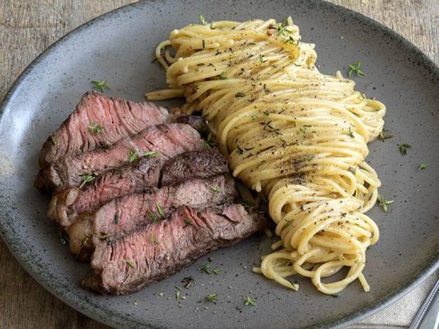 Συνταγή για creamy steak pasta από τον Άκη Πετρετζίκη   