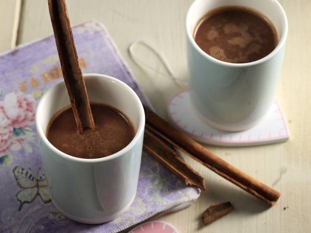 Συνταγή για ρόφημα σοκολάτας από τον Άκη Πετρετζίκη  