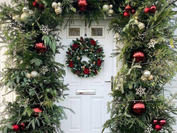 Τα Χριστούγεννα από την πόρτα φαίνονται! 10 ιδέες για να την κάνεις πιο festive από ποτέ