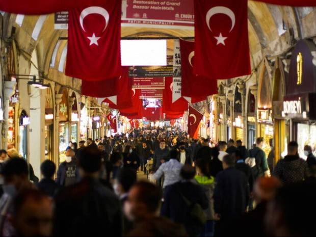 Η τουρκική λίρα «βυθίζεται» και ο λαός της Τουρκίας πεινάει: «Πεθαίνουμε, βγες στον δρόμο Ερντογάν»