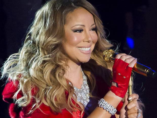 Η Mariah Carey στο νέο της χριστουγεννιάτικο show εμφανίστηκε με φόρεμα που ζύγιζε 27 κιλά