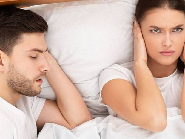 Ροχαλητό: Οι αιτίες, η αντιμετώπιση και το «αποτελεσματικό» κόλπο με τα μαξιλάρια κατά τον ύπνο