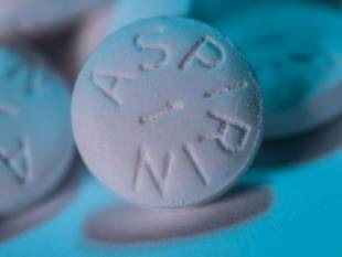 Ασπιρίνη: Γιατί τα άτομα άνω μιας ορισμένης ηλικίας δεν πρέπει να τη χρησιμοποιούν καθημερινά
