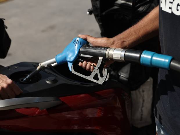 Καύσιμα: Με «σπασμένα φρένα» η τιμή της βενζίνης, έφτασε και τα 2,6 ευρώ – Έρχονται νέα μέτρα