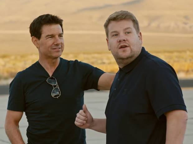 Ο Tom Cruise έβαλε τον James Corden να πέσει από αεροπλάνο κι έγινε viral