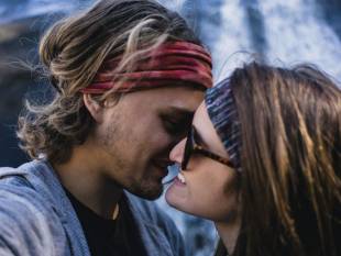 «Beige flags»: Ένα νέο dating trend στο Tik Tok μπορεί να καταστρέψει την ερωτική σου