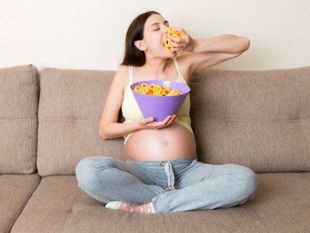 Επεξεργασμένες τροφές στην εγκυμοσύνη: Πόσο αυξάνουν τον κίνδυνο παχυσαρκίας για τα παιδιά