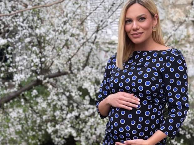 Η Ιωάννα Μαλέσκου διανύει τον 8ο μήνα εγκυμοσύνης και κάνει πιλάτες πιο δυναμικά από ποτέ